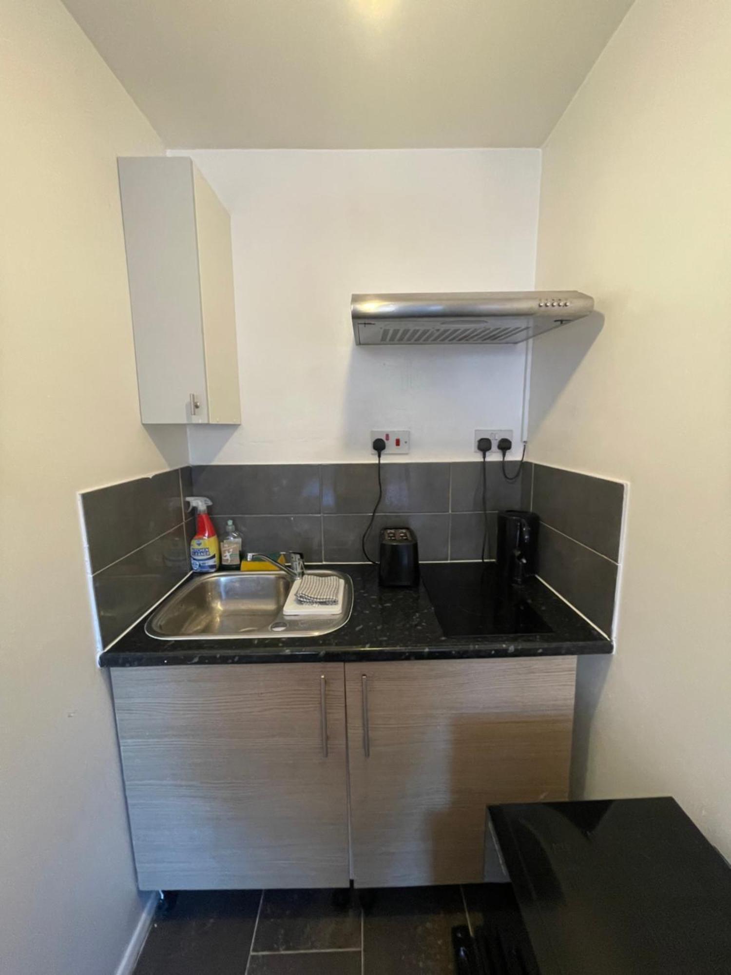 Fantastic Studio, Private Bathroom And Mini Kitchen. Thamesmead  Εξωτερικό φωτογραφία